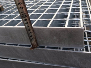 熱鍍鋅格柵板規格是怎么要求的？